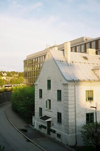 街边白色建筑景观