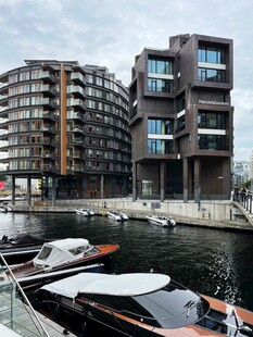 河畔现代建筑与停泊船只