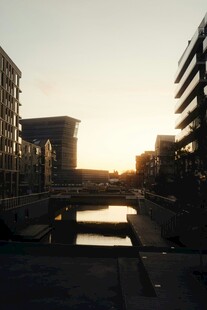 夕阳下的城市建筑景观