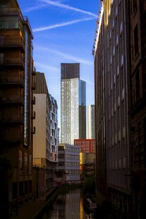 城市高楼间的街道景象