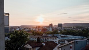 城市日落时分的温馨景象