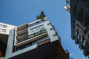 现代风格多层建筑外观