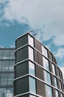 现代风格商务大楼外观