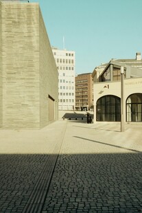 城市街道旁的建筑景观