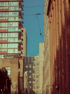 城市街道间的建筑景观