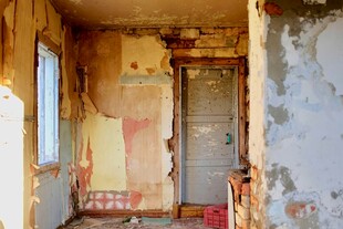 破旧废弃房间内部景象