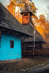 秋日蓝屋与古朴尖顶建筑