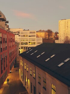 黄昏下的城市建筑景观