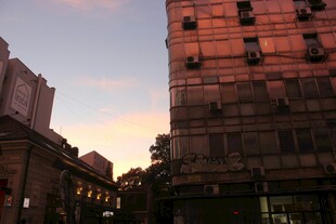 黄昏下的城市建筑景观