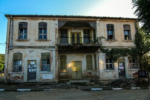 老旧两层建筑外观