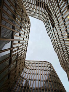 现代独特造型的建筑外观