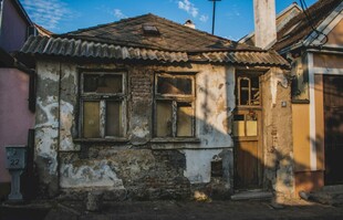 破旧老屋尽显岁月痕迹