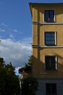 黄色多层建筑外观