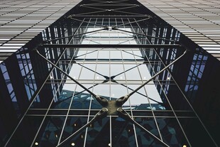 仰视现代玻璃钢结构建筑