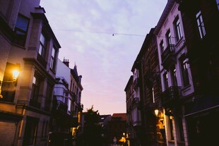 黄昏下的静谧街道