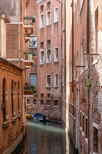 威尼斯狭窄水道旁的建筑