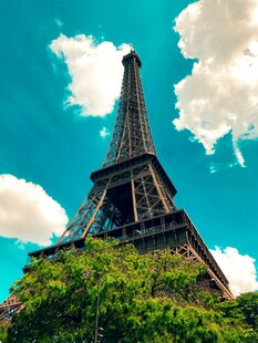 埃菲尔铁塔下的绿意蓝天