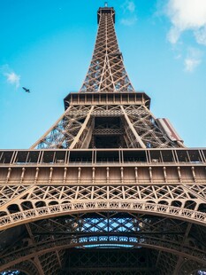 仰望埃菲尔铁塔