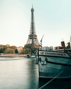 埃菲尔铁塔下的河畔风光