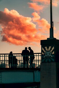 夕阳下桥上的人群剪影