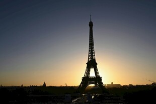 日落时分的埃菲尔铁塔