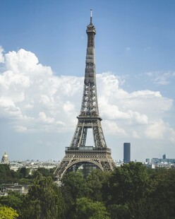 埃菲尔铁塔蓝天白云美景