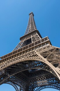 仰视埃菲尔铁塔