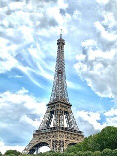 埃菲尔铁塔蓝天白云美景