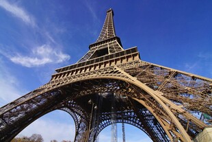埃菲尔铁塔底部仰视景观