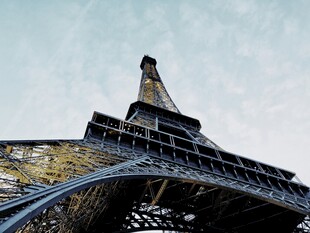 仰视埃菲尔铁塔