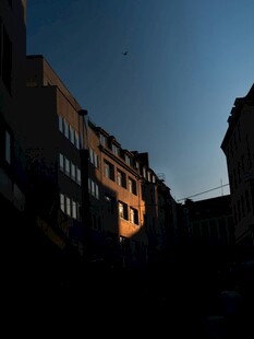 夕阳下的城市建筑剪影
