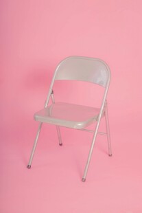 粉色背景下的透明折叠椅