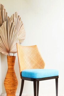 简约风椅子与装饰摆件