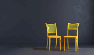 两把黄色简约风格椅子