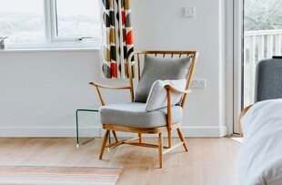 简约卧室中的木质休闲椅