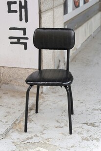 简约黑色金属靠背椅