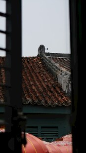透过窗棂看古式屋顶