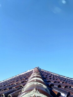 仰视古建筑屋顶瓦片