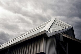 金属屋顶与阴沉天空