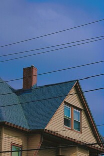 乡村小屋屋顶与蓝天景象