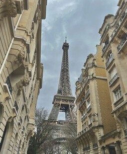 街道间的埃菲尔铁塔景致