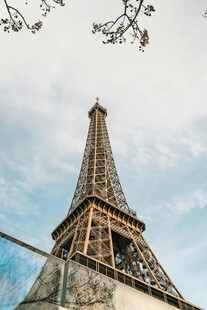 埃菲尔铁塔仰视美景