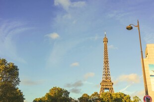 阳光下的埃菲尔铁塔美景