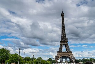 埃菲尔铁塔下的蓝天白云