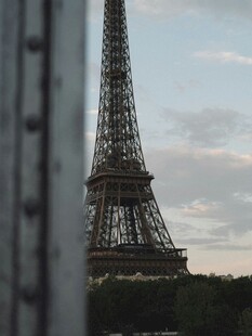 透过窗看埃菲尔铁塔