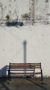 墙边长椅的静谧时光