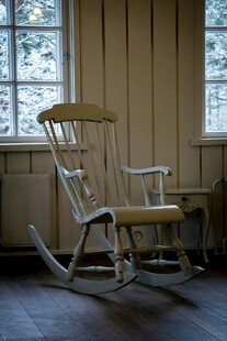 复古摇椅置于温馨室内