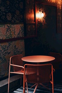 复古风室内桌椅温馨场景