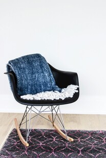 黑色摇椅配蓝色毛毯