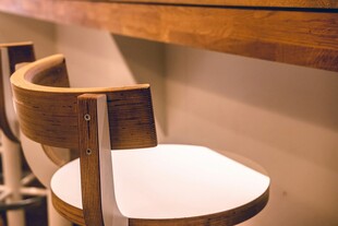 简约木质吧台椅